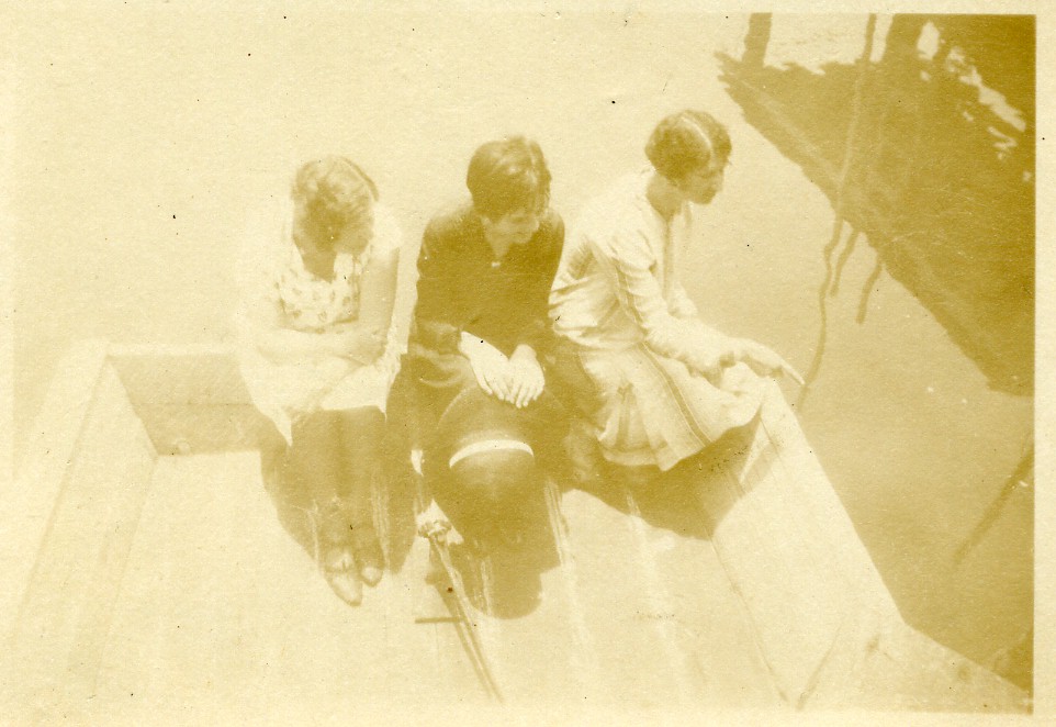 7-12 1928 Mrs Starkey, Emmie & Catherine.jpg